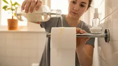 Polévám roli toaletního papíru octem a dávám ji do rohu: mnozí nechápou, proč to dělám, ale pak dělají totéž