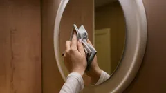 Proč byste neměli mýt zrcadla čističem na okna: spousta lidí dělá tuto chybu