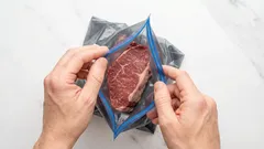 Je bezpečné znovu používat uzavíratelné sáčky se zipem? Tady je, co na to říkají odborníci