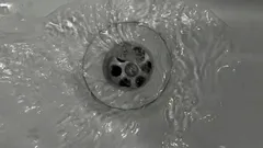 Čištění kuchyňských odtoků bez chemie: 3 bezpečné metody odstranění tukových ucpávek