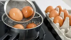 V jaké vodě je lepší začít vařit vejce: ve vroucí, nebo ve studené? A je v tom vůbec rozdíl?
