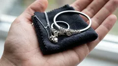 Jak vyčistit zčernalé stříbro doma: 5 ověřených metod, které vrátí šperkům lesk