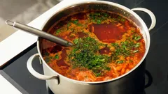 Proč nenechávat naběračku v hrnci: důvody, proč se zbavit tohoto škodlivého zvyku