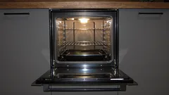 Proč je dobré nechat po upečení na chvíli pootevřené dvířka trouby