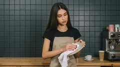 Je potřeba utírat nádobí po umytí? Co se stane, když ho často necháváte mokré?