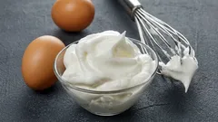 Jak vyšlehat vaječné bílky do pevného sněhu: podrobný návod krok za krokem a několik tipů